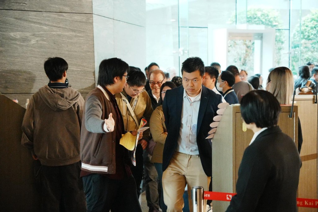 就設於九龍站商廈售樓處現場所見，早於登記時間前已有多組準買家到場排起人龍。