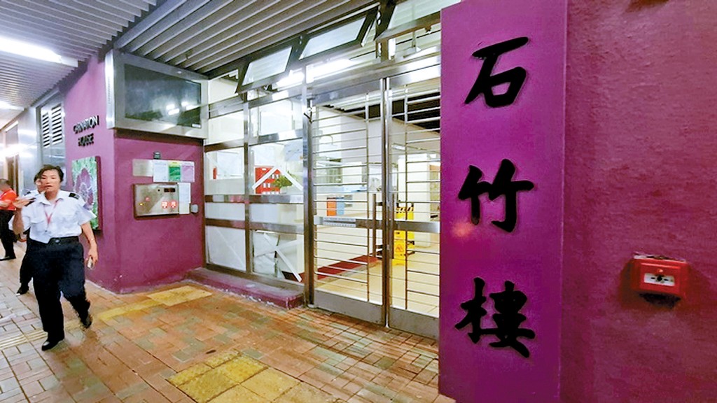 17歲少年在蘇屋邨石竹樓住所內暈倒,送院搶救不果,其死亡疑與吸食「太空油毒品」有關。
