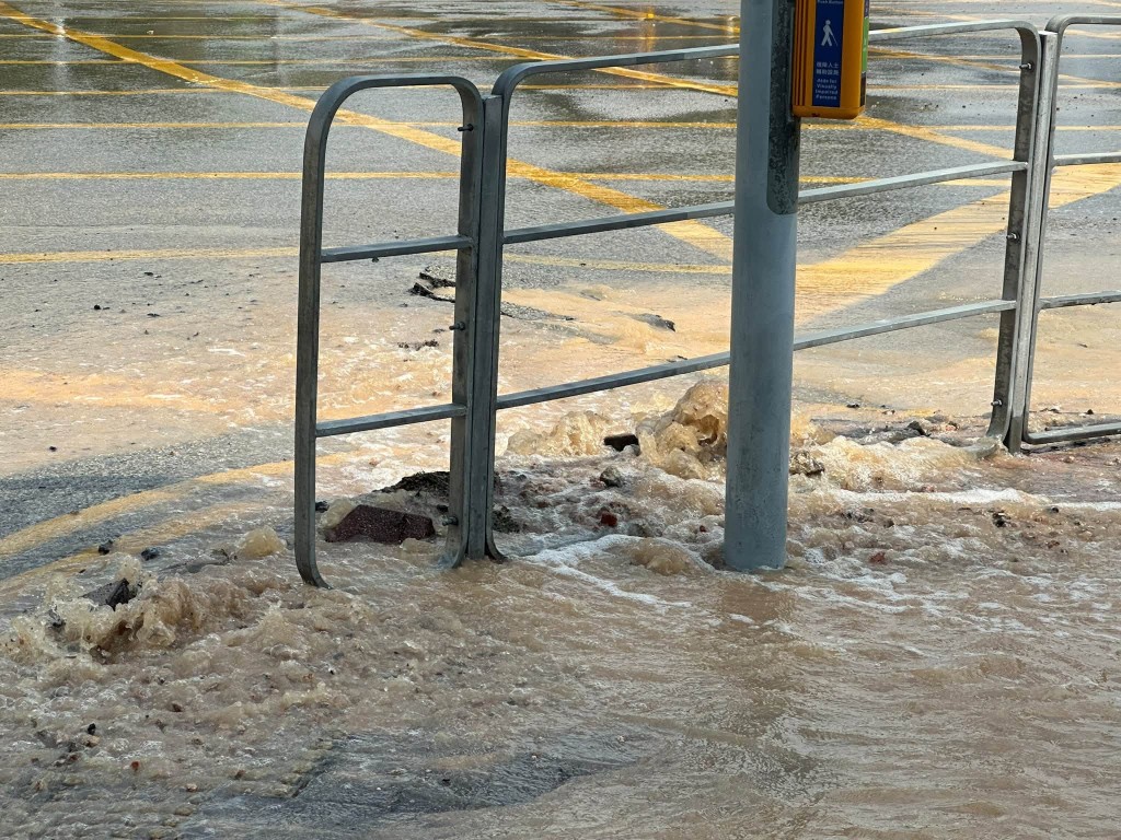 大量黃泥水湧出淹浸路面。民建聯九龍城支部fb圖片 大量黃泥水湧出淹浸路面。民建聯九龍城支部fb圖片