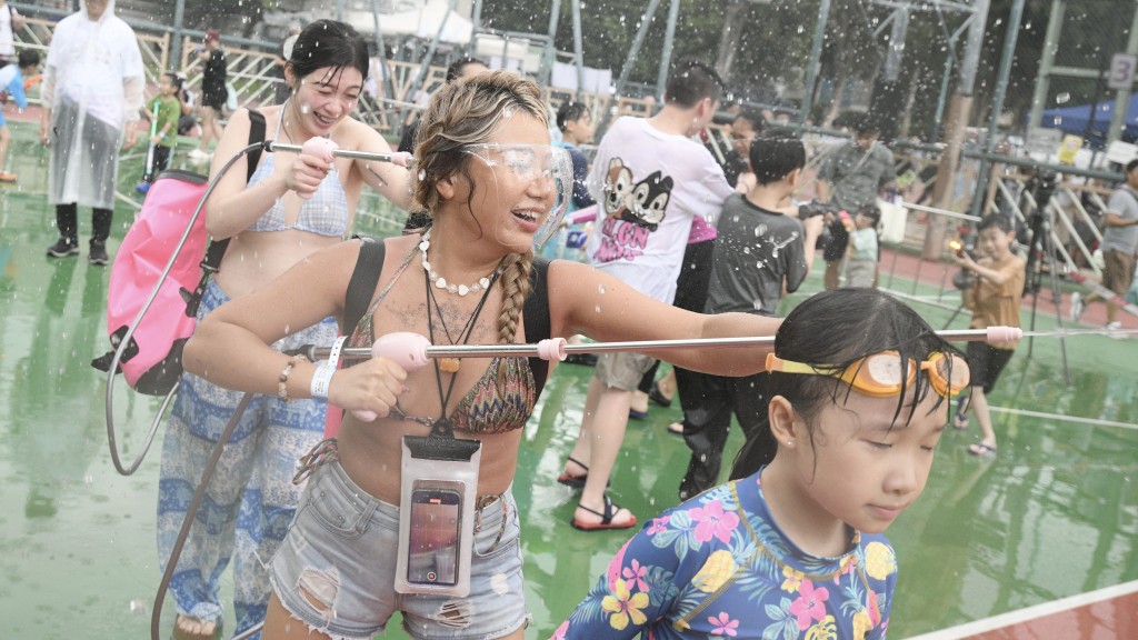 九龍城潑水節｜天雨無損好心情 市民濕身狂歡 小朋友興奮大叫：年年都想嚟！