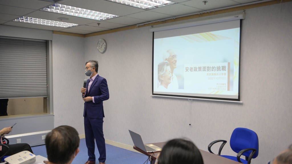 林正財分享安老政策面對的挑戰以及安老策略四大方針。新民黨FB