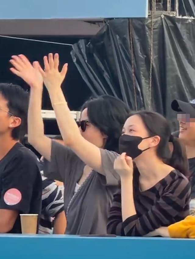 王菲站在台下觀眾席十分投入,更被捕捉到跟著竇靖童的歌聲「隔空合唱」。 王菲站在台下觀眾席十分投入,更被捕捉到跟著竇靖童的歌聲「隔空合唱」。
