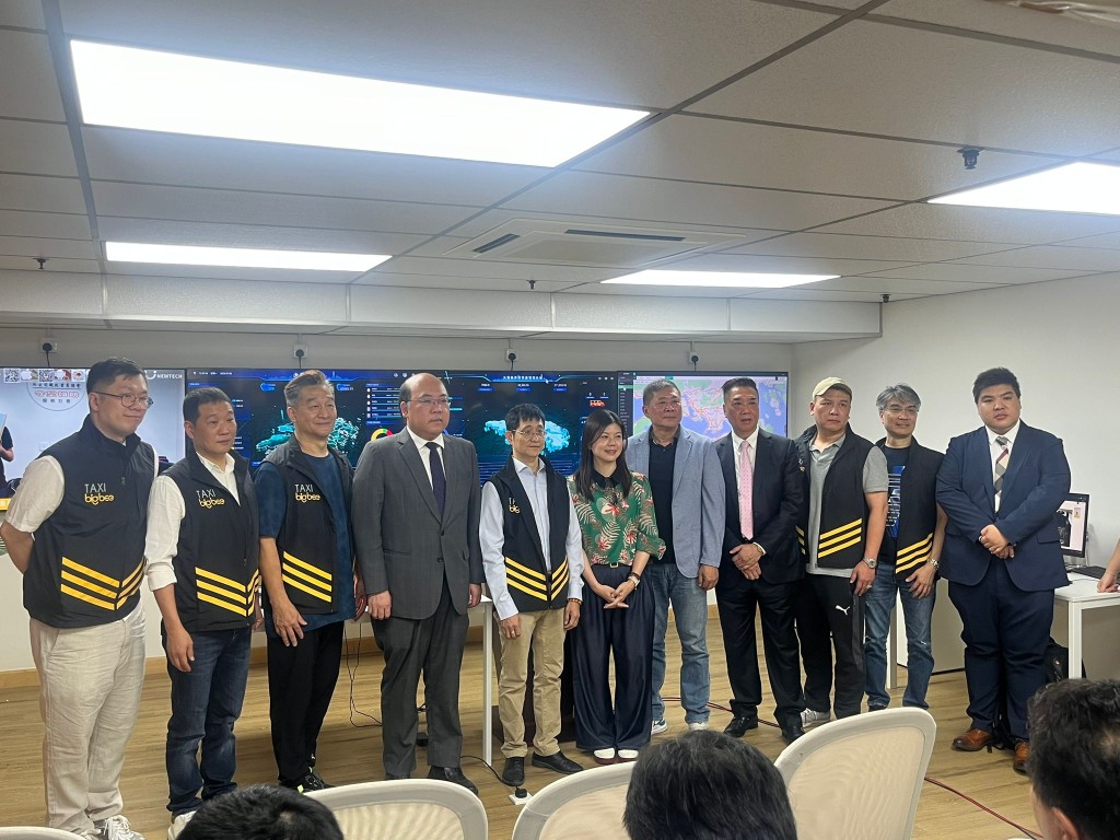 黃大海(左五)表示,希望車隊的推出可以為的士行業帶來改革。楊婉婷攝 黃大海(左五)表示,希望車隊的推出可以為的士行業帶來改革。楊婉婷攝