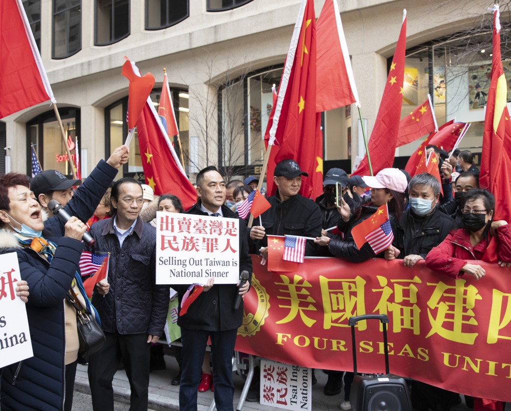 有示威者舉起「出賣台灣是民族罪人」的標語。(中新社)