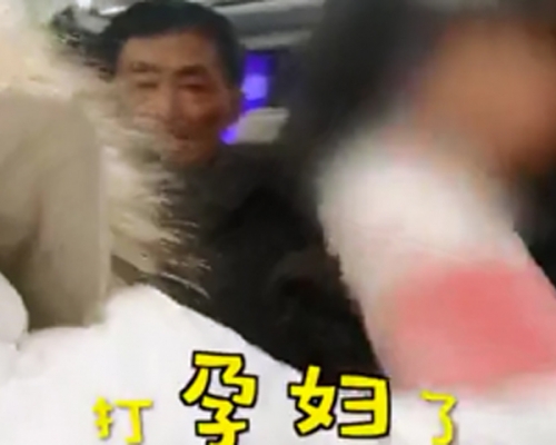 年輕女子指自己懷有身孕,大罵該名婦人「打孕婦」。 網上圖片