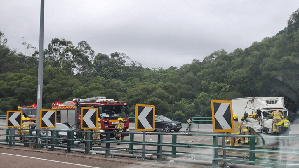 屯門公路兩車相撞 運輸署：往荃灣方向近汀九全線封閉