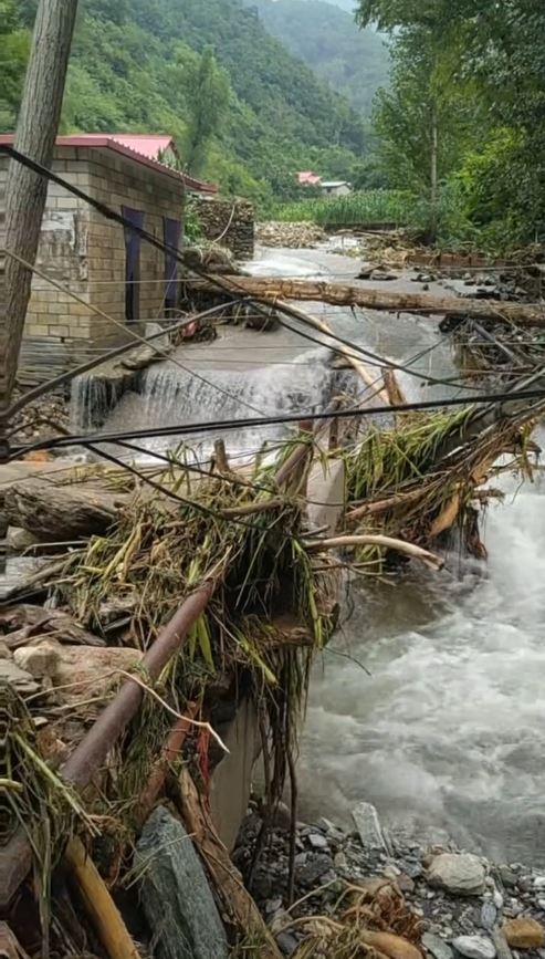 河北灤平暴雨引發山泥傾瀉，已造成8人死亡，4人仍然失蹤。抖音＠檸檬草