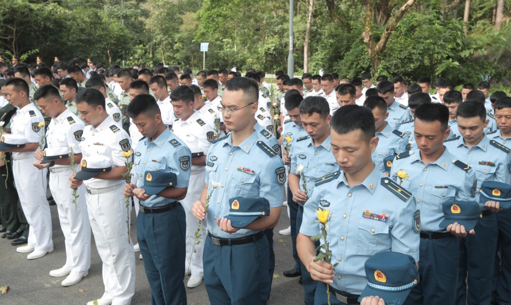 驻香港部队仪仗礼兵迈着威武庄重的步伐就位，集体默哀、敬读碑文、敬献花篮。政府新闻处