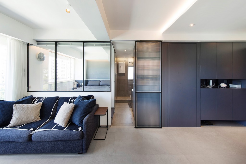 玻璃間隔近年越來越流行，屬於半開放式空間設計，既能增強空間感及採光，又能保留實用功能區分。