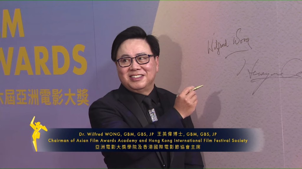 5时已陆续有嘉宾踏上红地毡。