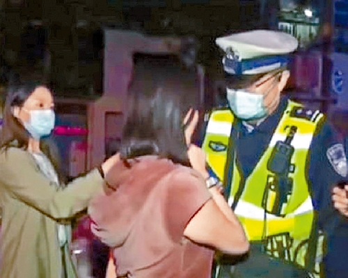 江西南昌醉驾女子对着交警呼叫「余伟」。