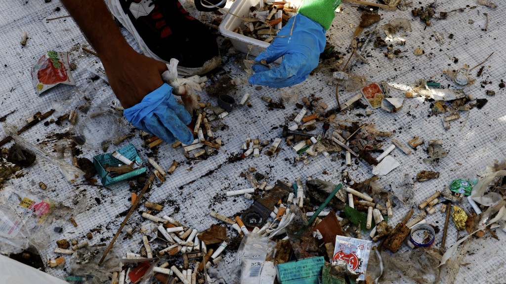印度队成员将垃圾分类，可见许多都是烟头。 路透社