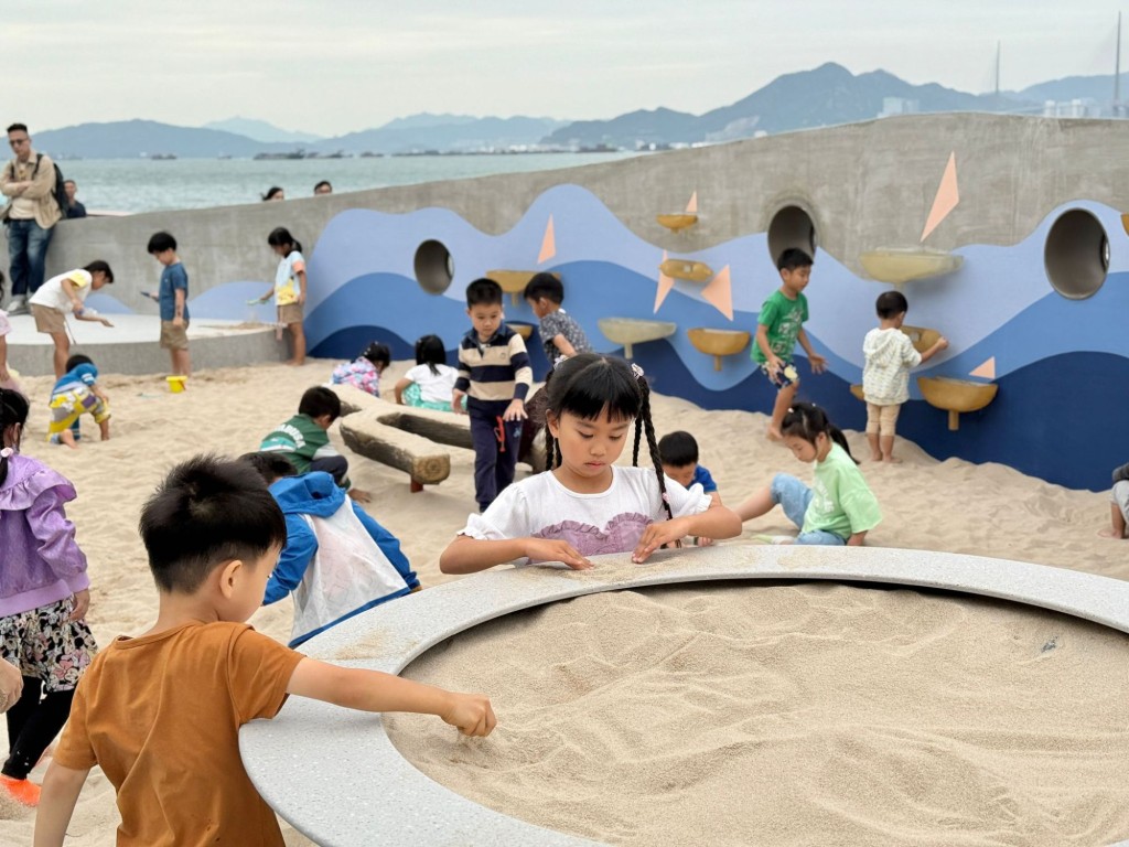 維港海濱首次出現的嬉水嬉沙區,突破傳統遊樂場的觸感體驗。 維港海濱首次出現的嬉水嬉沙區,突破傳統遊樂場的觸感體驗。