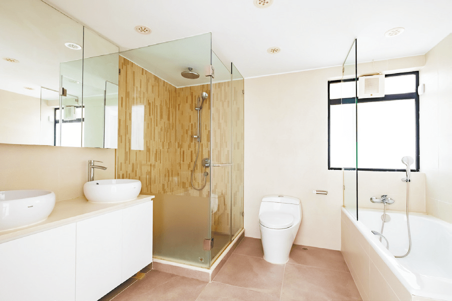 浴室空間寬敞，備有獨立淋浴間及浴缸任君選擇。