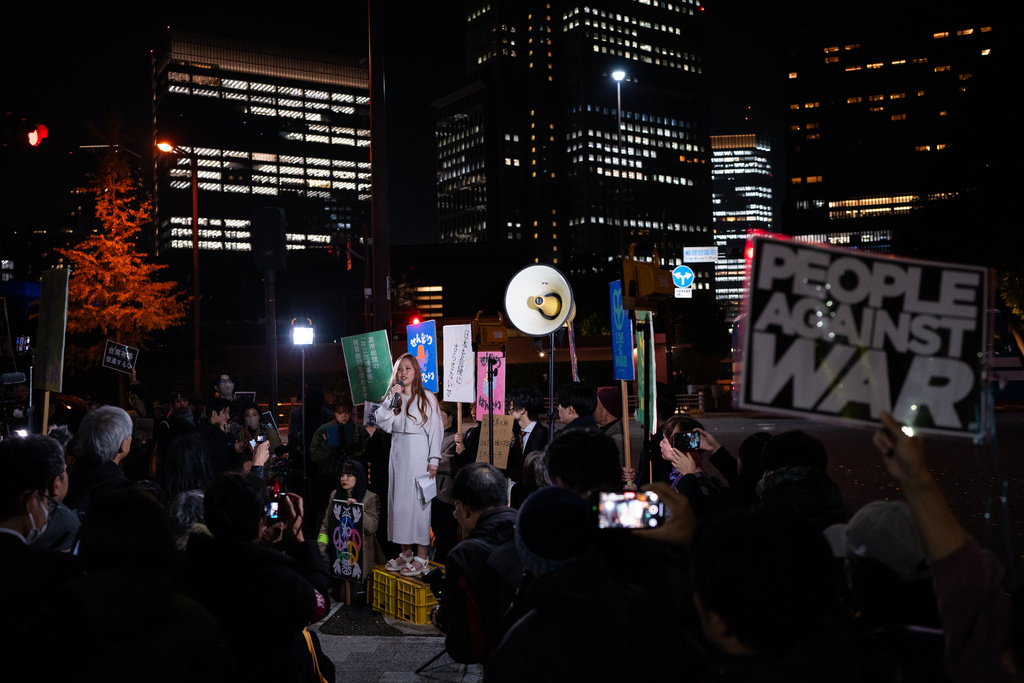 數百民眾抗議高市涉台言論，日本首相官邸前示威。 美聯社