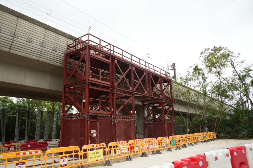 目前港铁拟于洪水桥站工程移除护栏的路段长200米，以全程两边上下行车共400米，涉及140块重约2.5吨的护栏，总重量是大约350公吨。刘骏轩摄
