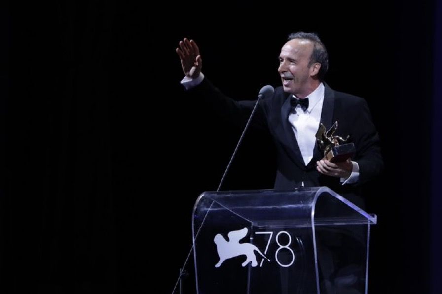 在台上感激太太。