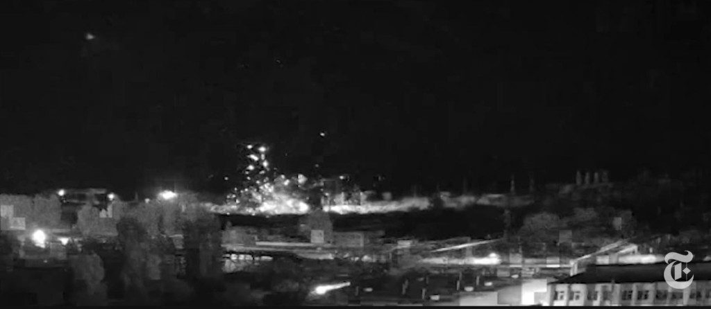 俄军攻击南部核电厂，影片显示地面被火箭击中发生爆炸。影片截图