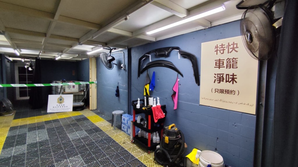 該非法加油站以洗車屋作掩飾,並於舖內設有多部風扇及空氣清新機,企圖辟除濃烈汽油味。 該非法加油站以洗車屋作掩飾,並於舖內設有多部風扇及空氣清新機,企圖辟除濃烈汽油味。