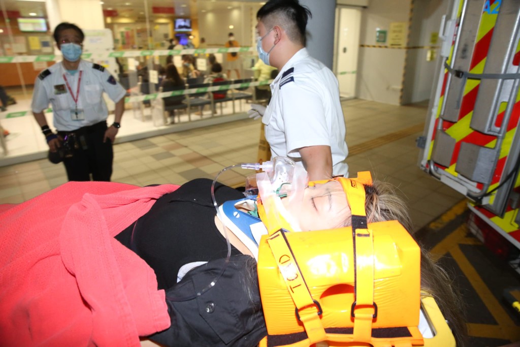 妙齡女子東涌踩滑板期間失去平衡墮地受傷，救護員將她送往醫院救治。