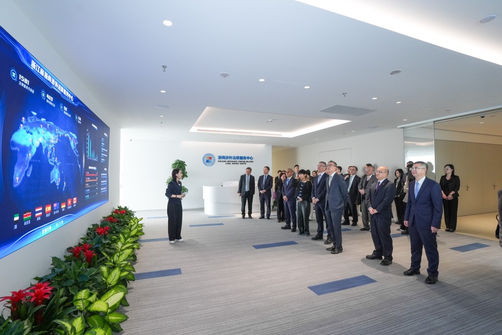 林定國今早率領代表團參觀了浙江省浙商涉外法律服務中心。林定國FB圖片