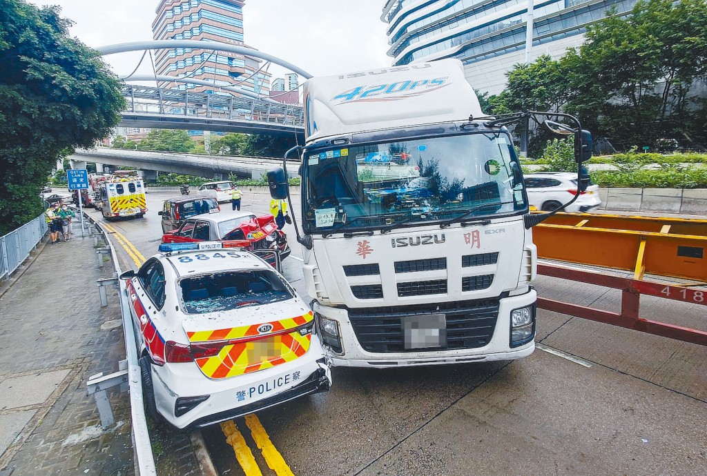 貨櫃車天雨路滑失控，警車被撞至推向欄杆。
