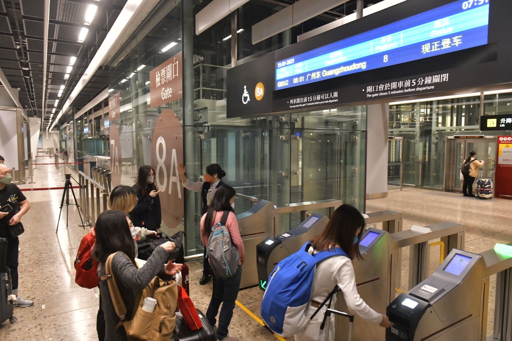 由香港开往广州东的列车，上午约8时由西九开出。（陈极彰摄）