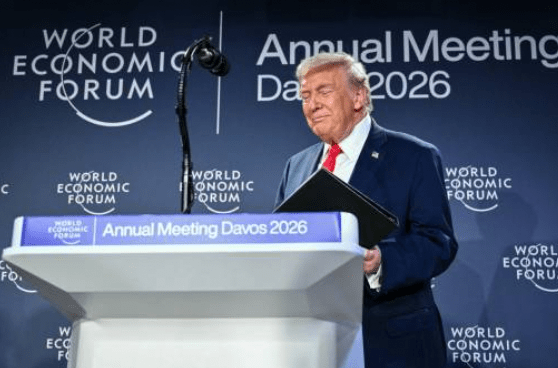 特朗普於論壇演講時，當眾追問馬克龍戴黑超「到底發生了甚麼事？」引來全場哄笑。法新社