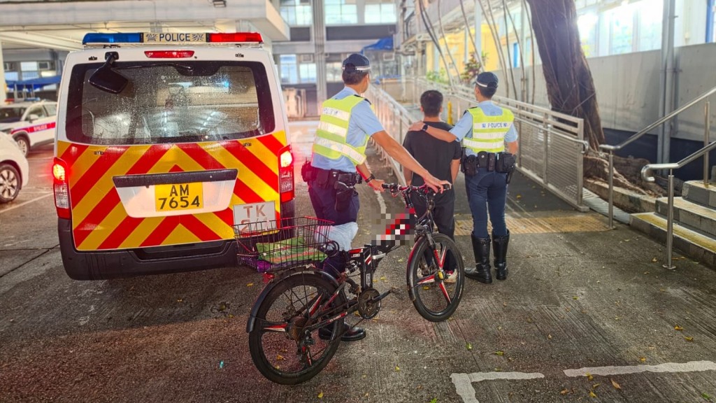 警方檢走相關電動單車。警方圖片 警方檢走相關電動單車。警方圖片