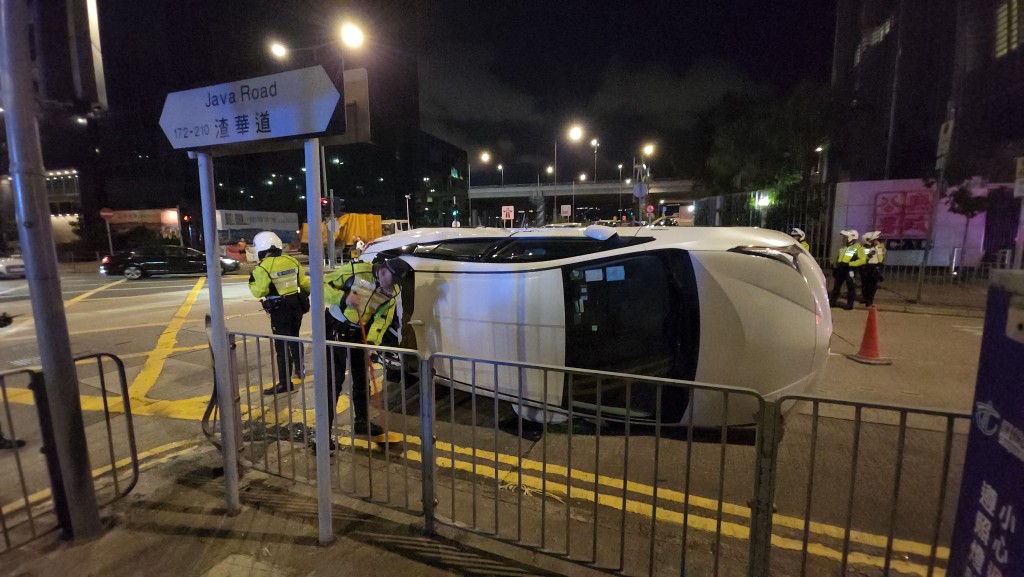 私家車向右翻側。 私家車向右翻側。