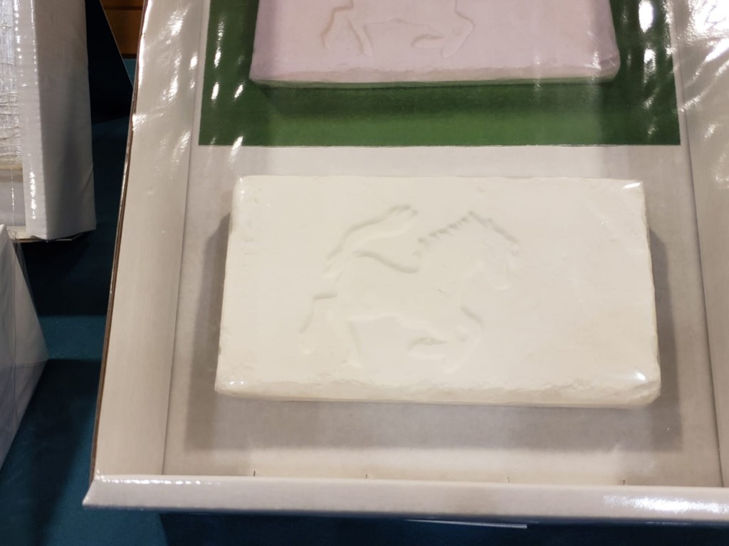 毒品包裝成磚狀，表面有馬圖案。