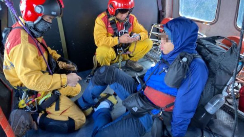 於素密達山受傷的港男，由台灣空中勤務總隊台中清泉崗駐地勤務拯救落山。（空中勤務總隊圖片）