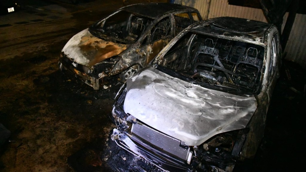 粉锦公路私家车遭焚毁。