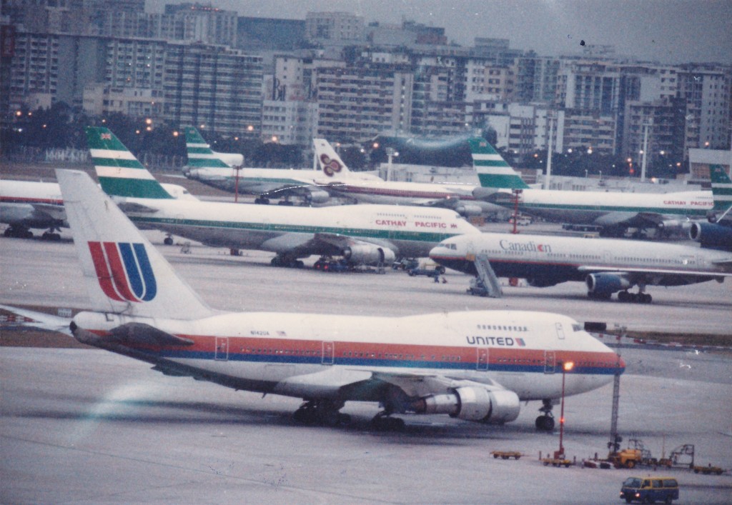 多架客機停泊在啟德機場停機坪。資料圖片