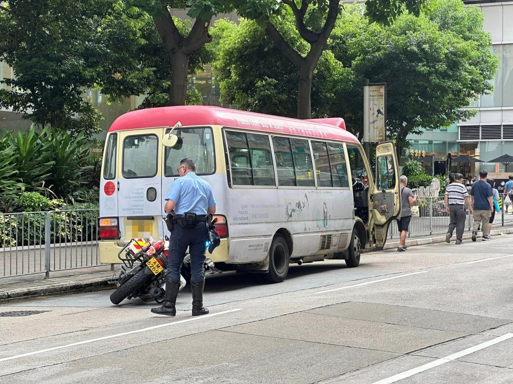 小巴撞倒交通警铁马。马路的事讨论区FB