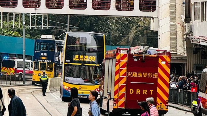 30多男子从高处跌落城巴车顶。fb：香港突发事故报料区