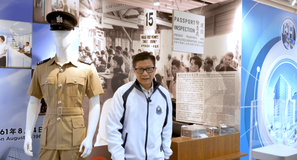 鄧炳強親身在入境處教學資訊廊介紹入境處歷史。鄧炳強FB影片圖片