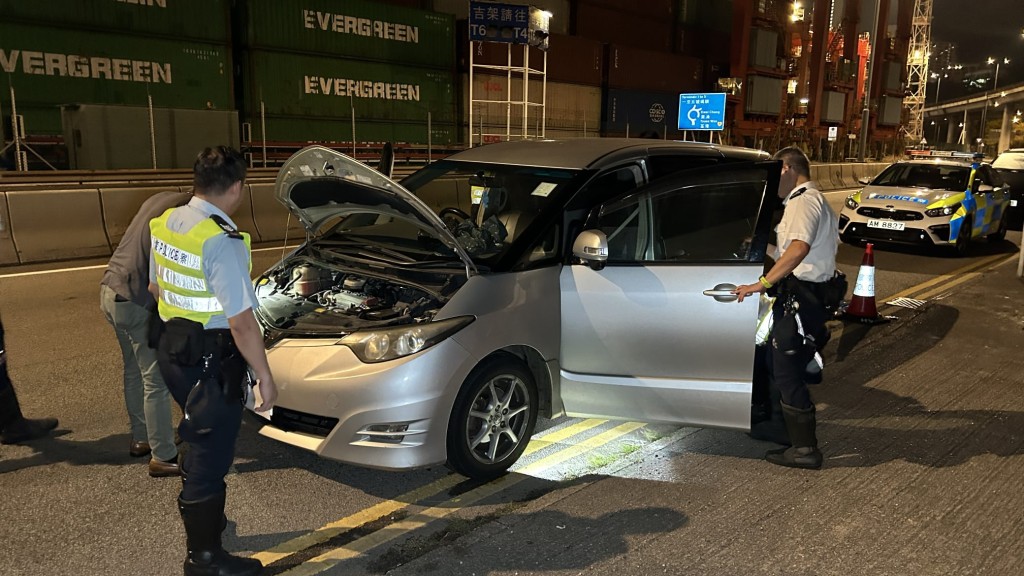 警员搜车期间发现车上藏有接近26, 000支怀疑未完税香烟，以及一支疑似照明弹。