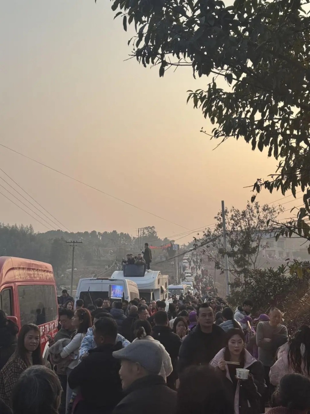 殺年豬成為網絡熱話,數以萬計的網民湧往重慶合川。極目新聞 殺年豬成為網絡熱話,數以萬計的網民湧往重慶合川。極目新聞