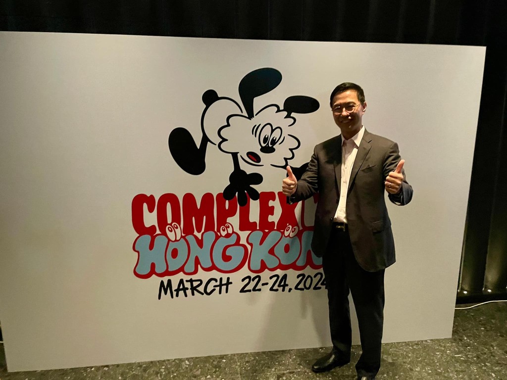 文化体育及旅游局局长杨润雄早前出席ComplexCon HK的发布会。(杨润雄FB图片)