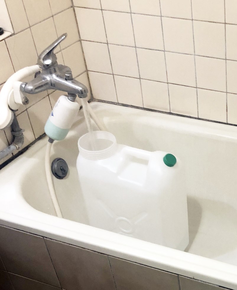 一名抱著有備無患想法的住家男,在大限前即 昨日(4日)在家中瘋狂儲水防災。大限過後 ,有網民獻出「散水」好方法以防浪費食水。fb「日本預言:我所看見的未來🔥(地震+海嘯+天災+🌋火災+⚠️防災消息關注)🔥」截圖 一名抱著有備無患想法的住家男,在大限前即 昨日(4日)在家中瘋狂儲水防災。大限過後 ,有網民獻出「散水」好方法以防浪費食水。fb「日本預言:我所看見的未來🔥(地震+海嘯+天災+🌋火災+⚠️防災消息關注)🔥」截圖