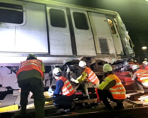 工程人員通宵進行修理工作。