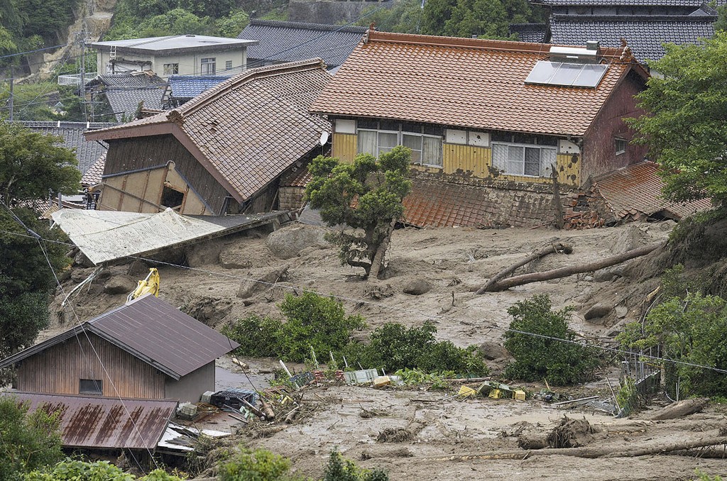 日本南部佐賀縣唐津市因暴雨引發山泥傾瀉、房屋受損。AP