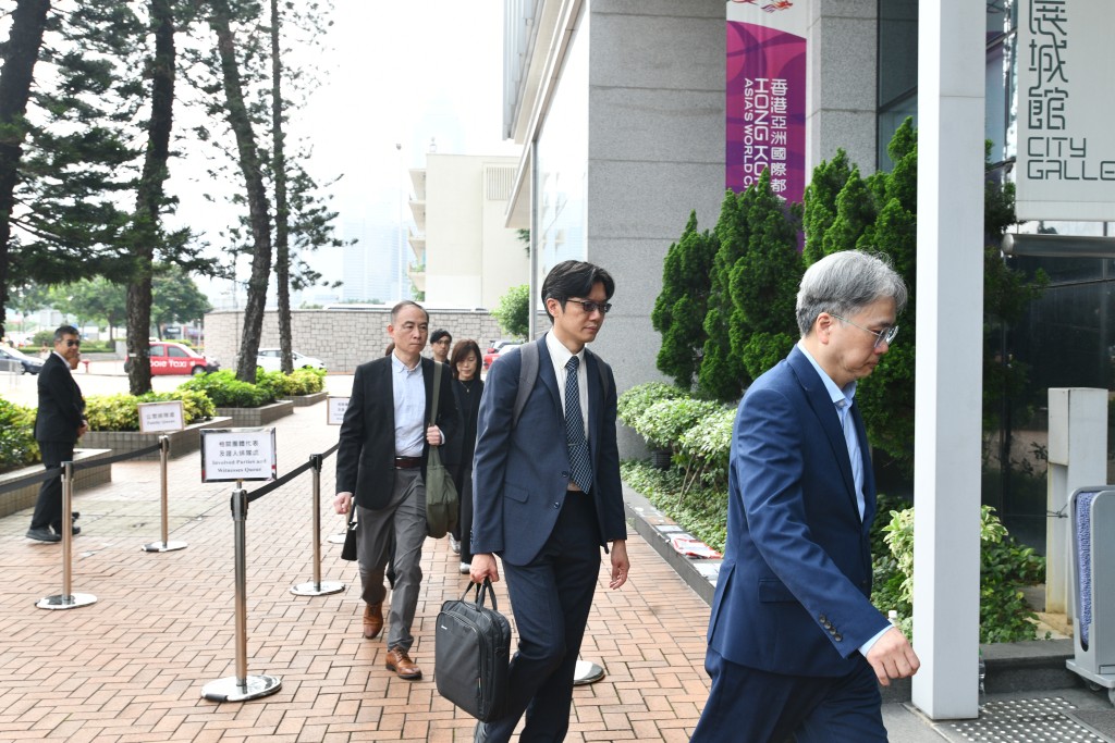 房屋局獨立審查組高級屋宇保養測量師容兆倫（右二）。