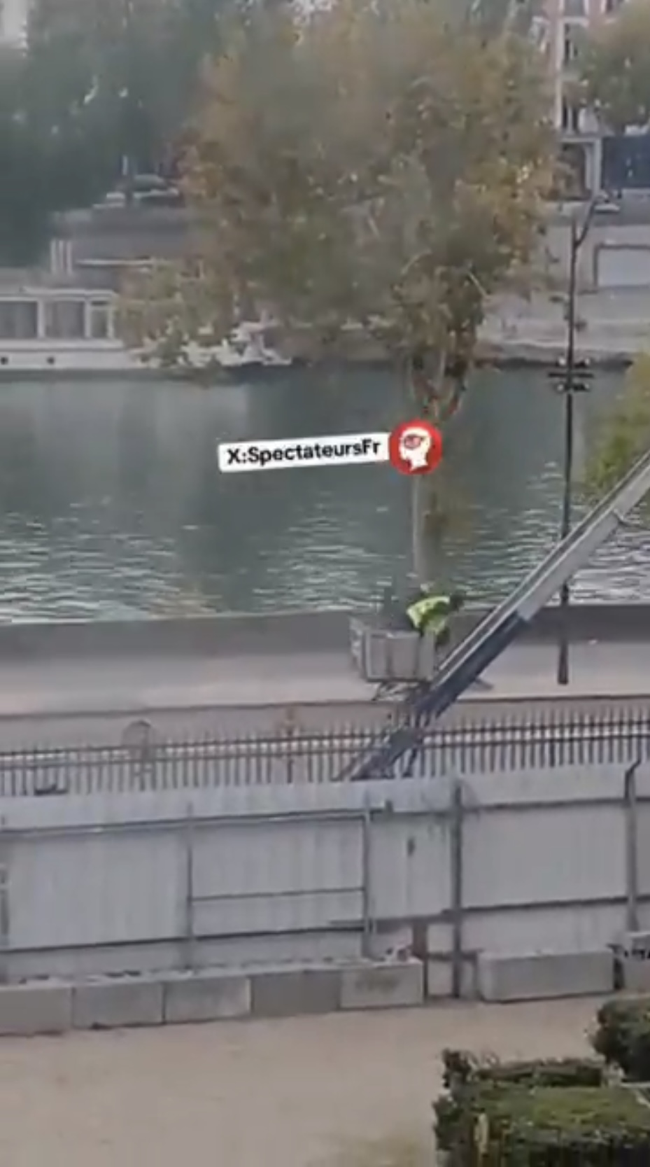 羅浮宮竊賊乘升降機落地時似乎緊張得「兩頭擰」。 X@SpectateursFr 羅浮宮竊賊乘升降機落地時似乎緊張得「兩頭擰」。 X@SpectateursFr