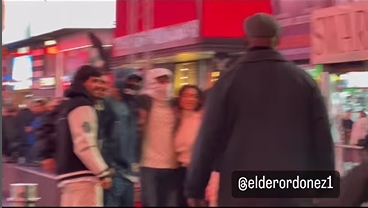 麥巴比和阿拉舒夫在紐約街頭欣賞表演，被球迷認出。網上圖片