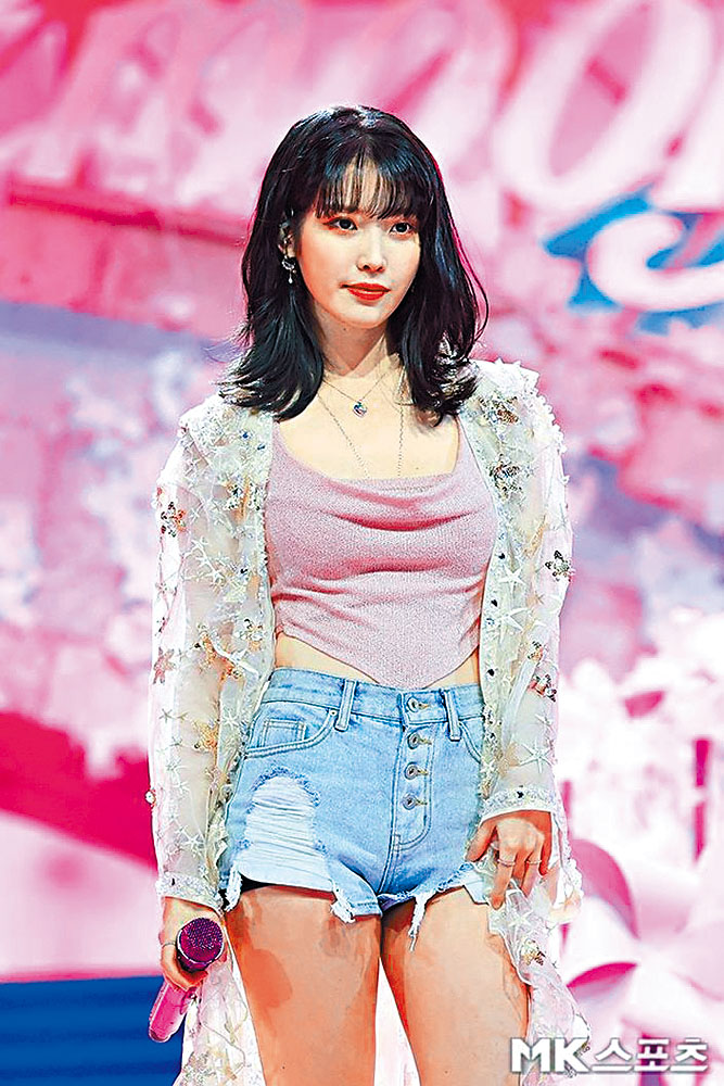 IU連奪5個獎，又換上多個造型獻唱。