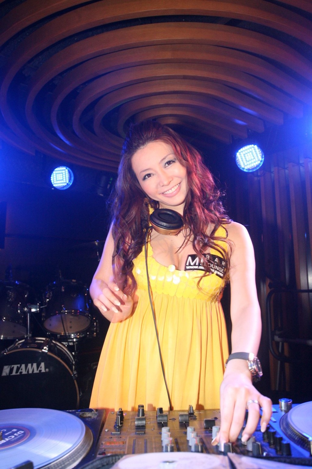椋名凛在日本出道，2003年被星探发掘，成为日本潮流杂志模特儿、演员及DJ。