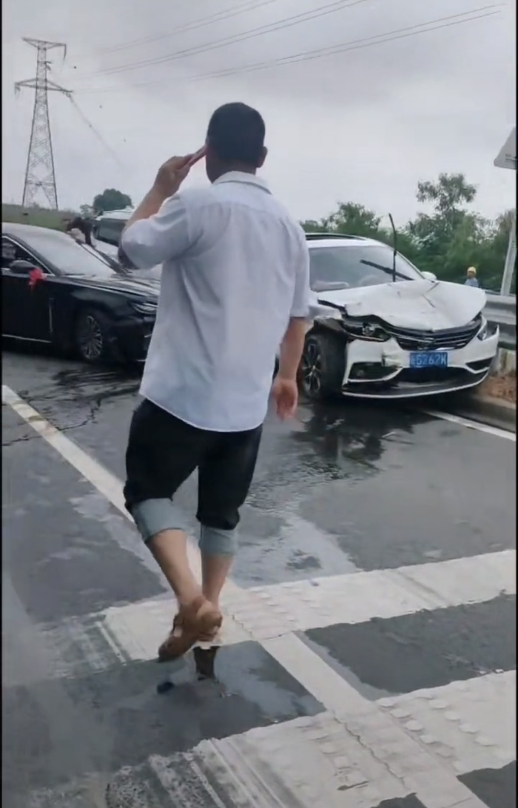 四川貨車衝入婚車隊致連環相撞。抖音@A瀘州同城跑跑小偉哥 四川貨車衝入婚車隊致連環相撞。抖音@A瀘州同城跑跑小偉哥