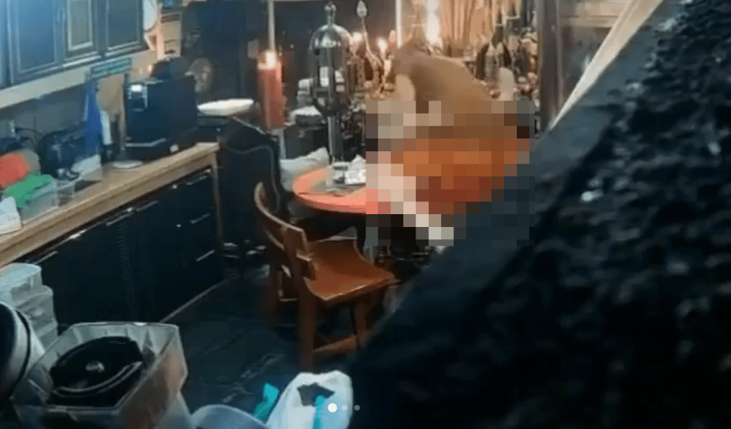 阿赞初与女信徒一度桌上激战。 X